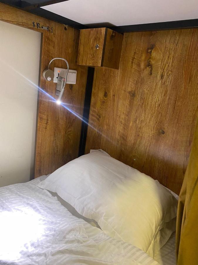 Lunar Hostel Plus ドバイ エクステリア 写真