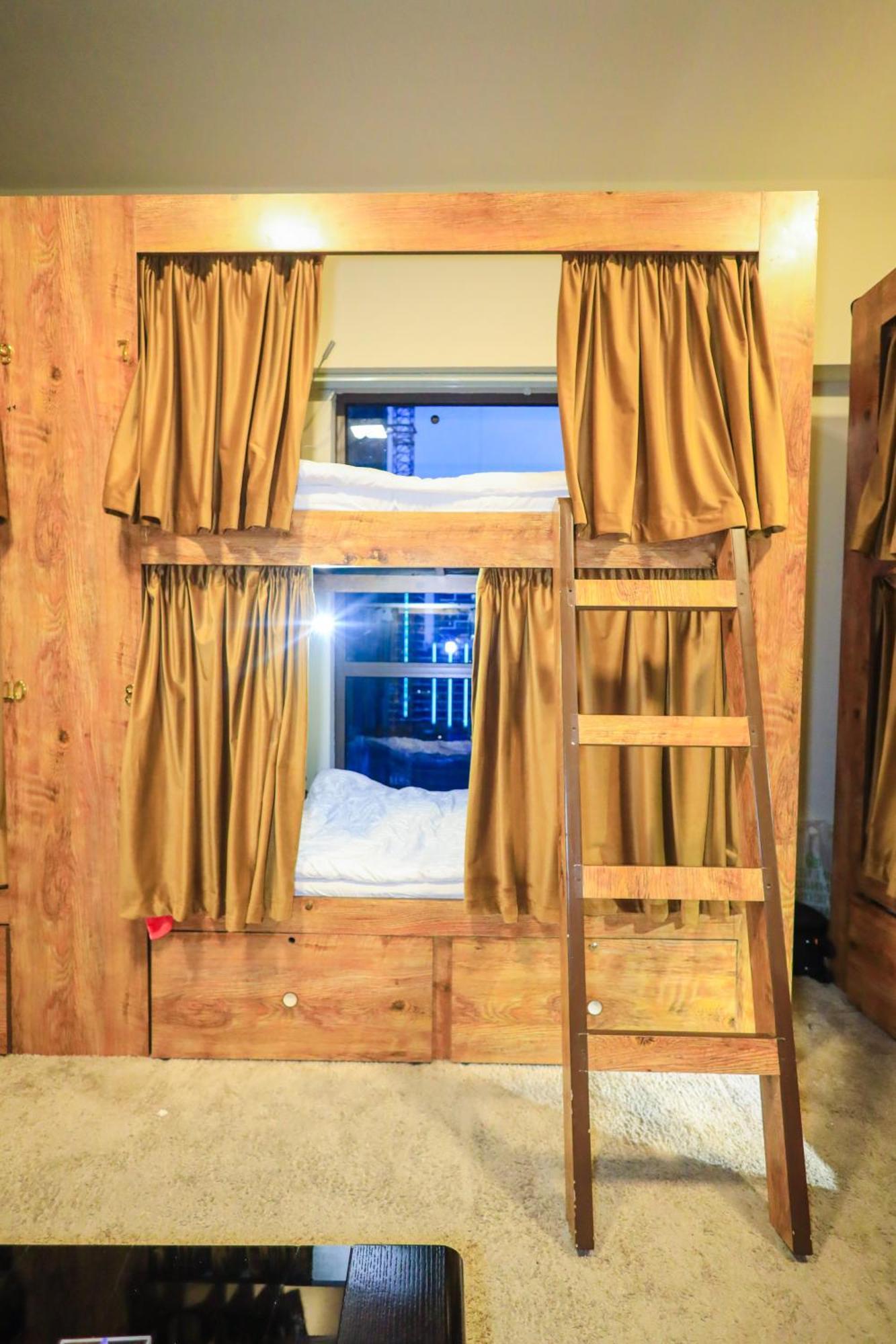 Lunar Hostel Plus ドバイ エクステリア 写真