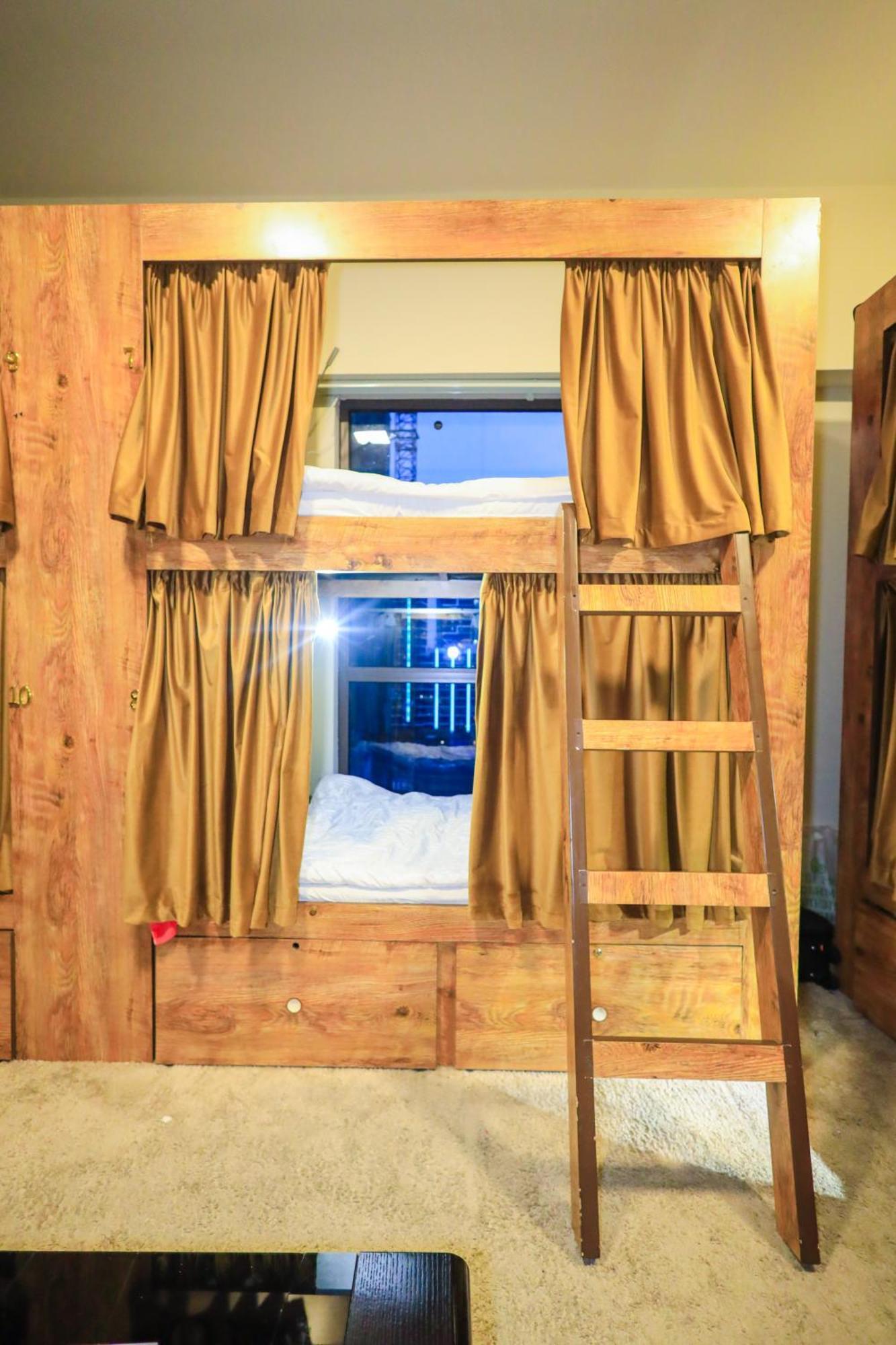 Lunar Hostel Plus ドバイ エクステリア 写真